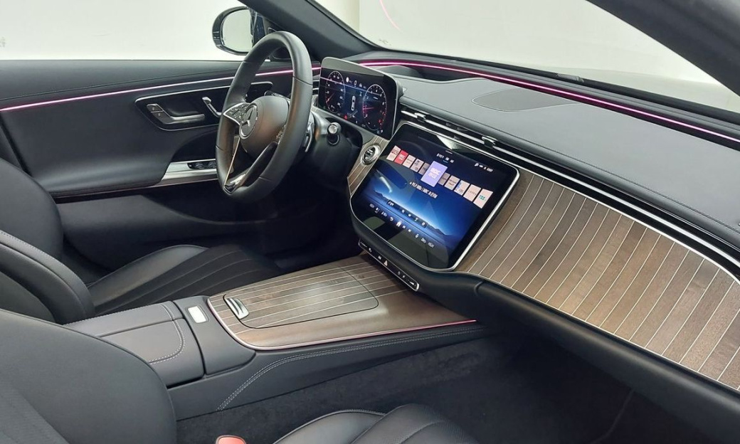 Mercedes-Benz E-Class E300 4MATIC Exclusive, 2025