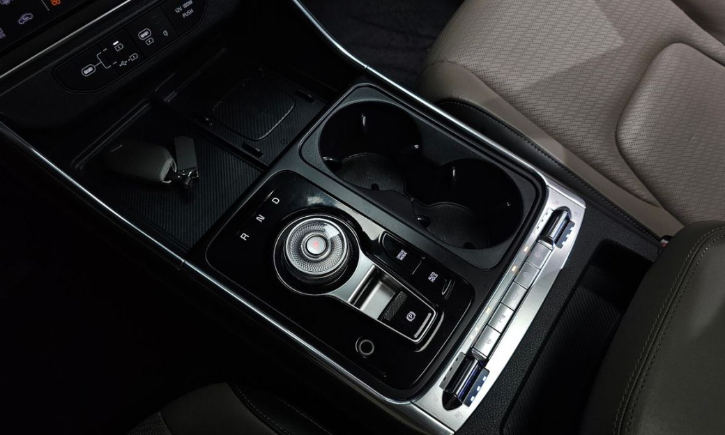 Kia Carnival 9-Seater Gravity, 2024