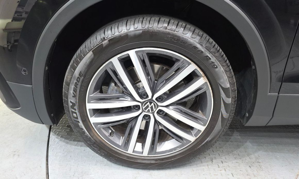 Volkswagen Tiguan 2.0 TSI Prestige, 2024