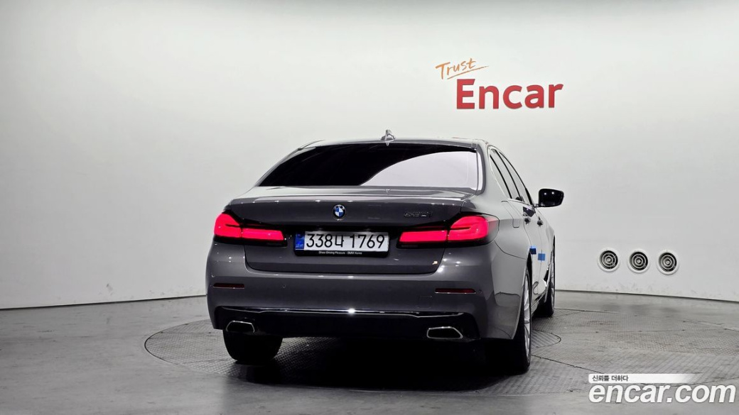BMW 5-Series 520i Luxury, 2022