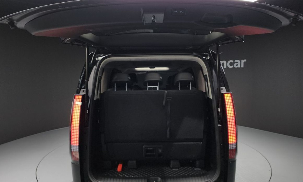 Hyundai Staria 4WD Lounge 7-Seater, 2022