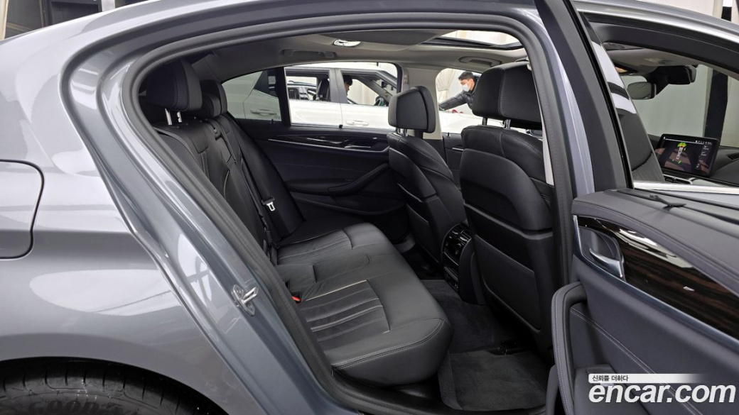 BMW 5-Series 520i Luxury, 2023