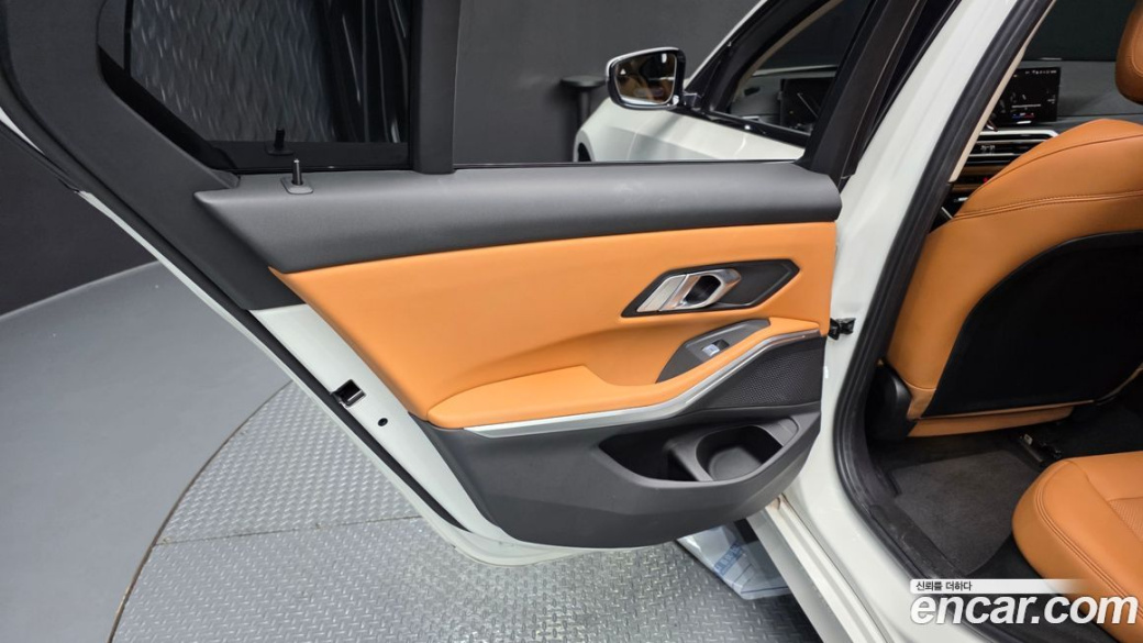 BMW 3-Series 320i, 2024