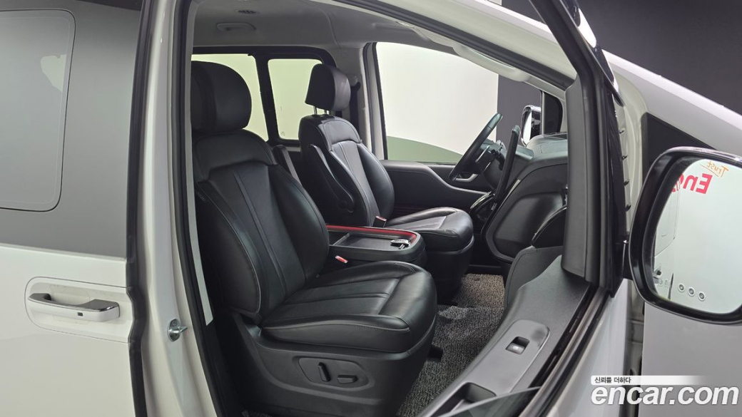 Hyundai Staria 4WD Lounge 9-Seater, 2022