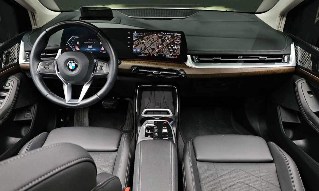 BMW 2-Series 220i Luxury, 2023