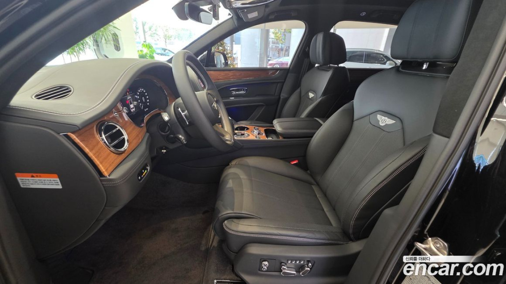 Bentley Bentayga 4.0 V8 Base, 2025