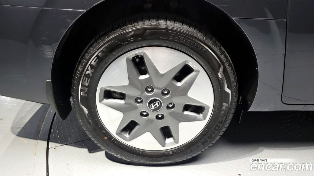 Hyundai Staria 4WD Tourer 9-Seater, 2025