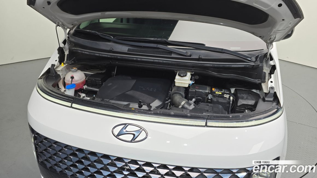Hyundai Staria 4WD Lounge 9-Seater, 2022