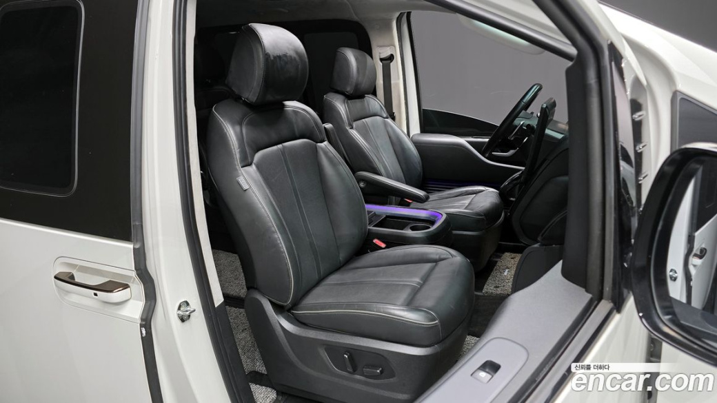 Hyundai Staria 4WD Lounge 9-Seater, 2022