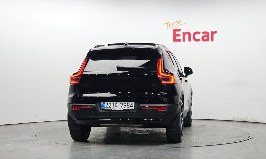 Volvo XC40 B4 Black Edition, 2025