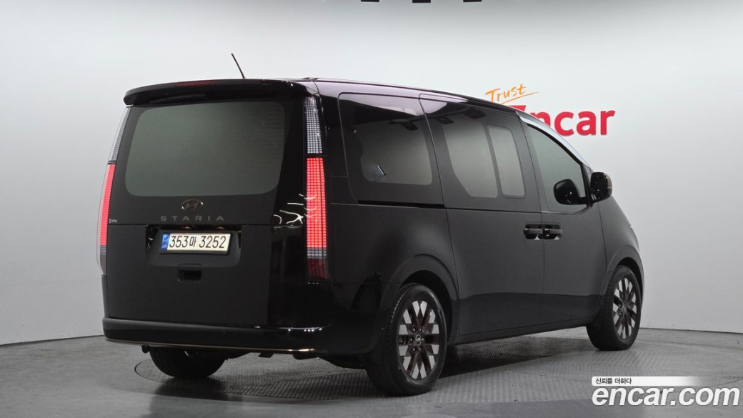 Hyundai Staria Lounge 9-Seater, 2022
