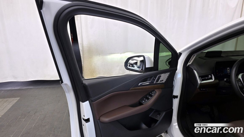 BMW 2-Series 220i Luxury, 2024