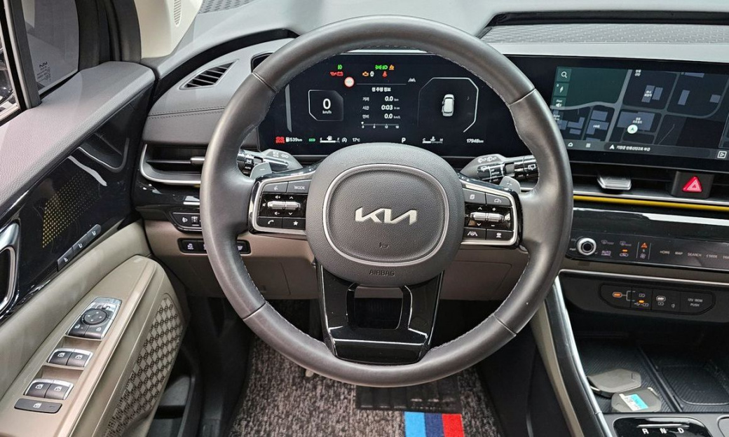 Kia Carnival 9-Seater Signature, 2024