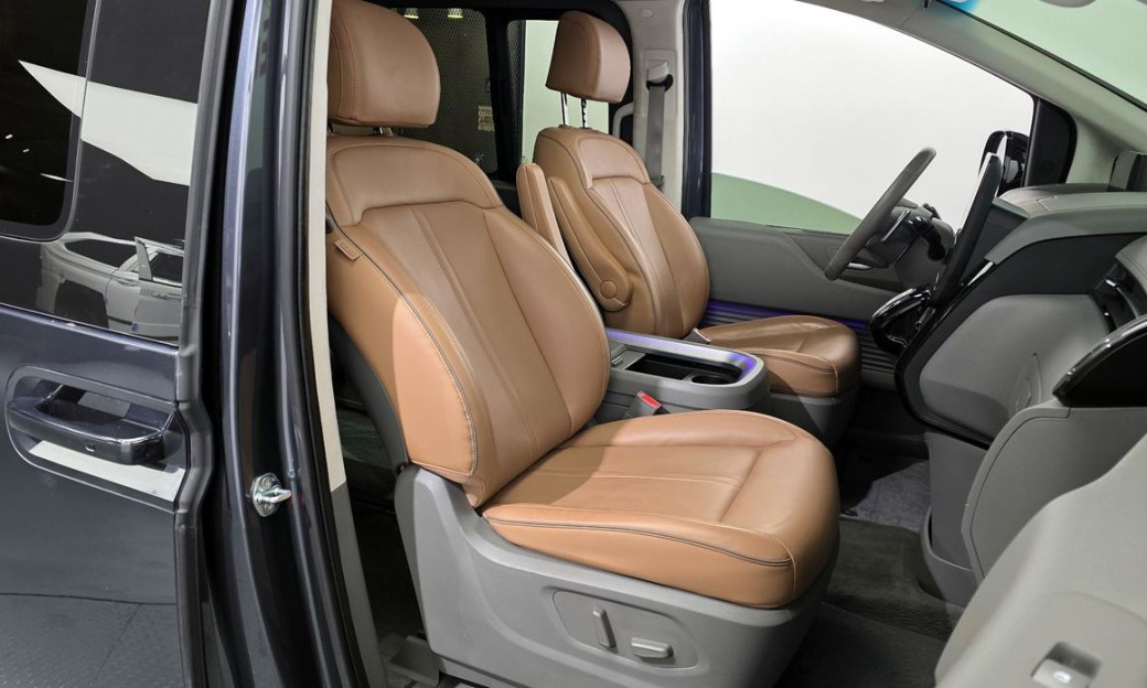 Hyundai Staria 4WD Lounge 9-Seater, 2022
