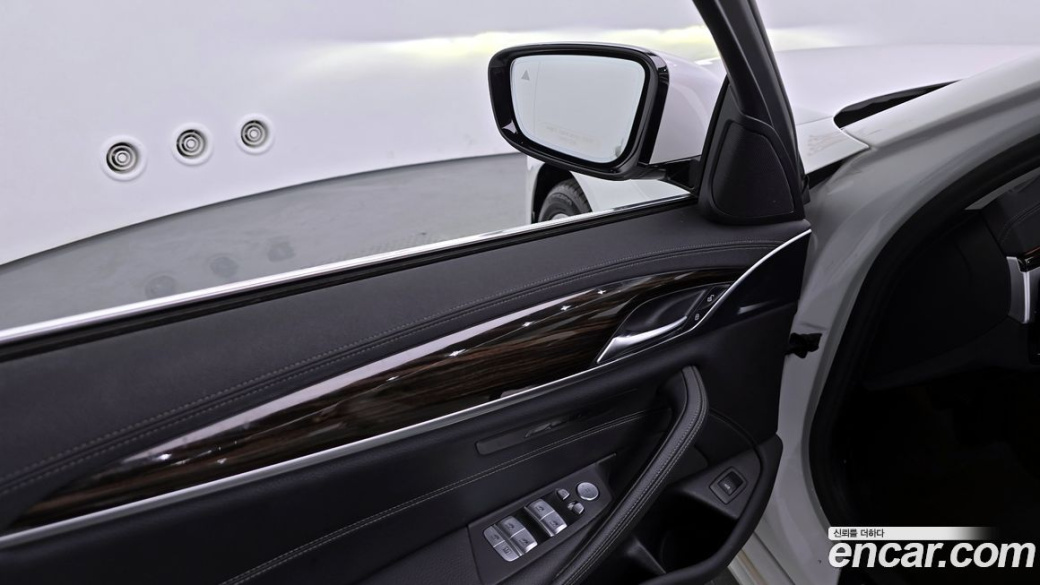 BMW 5-Series 520i Luxury, 2023