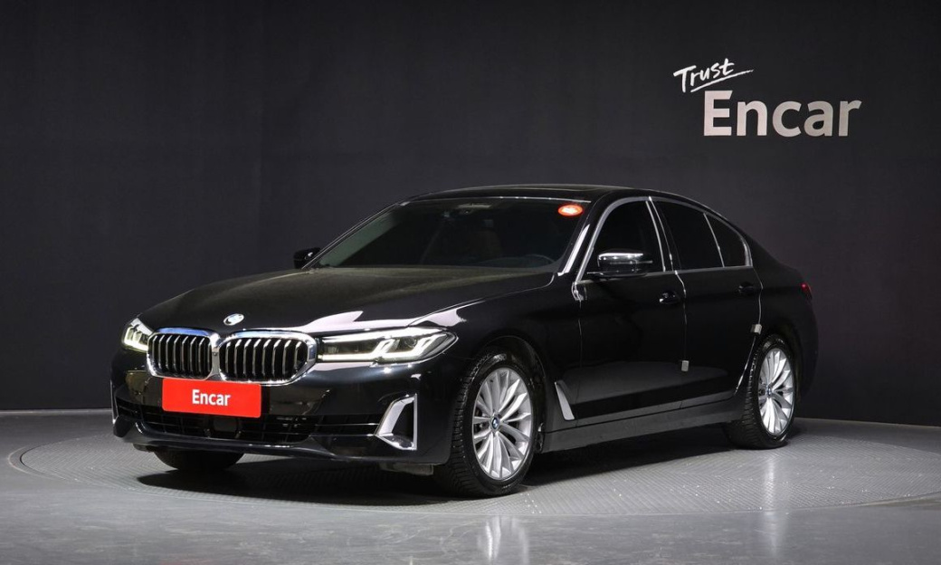 BMW 5-Series 520i Luxury, 2022