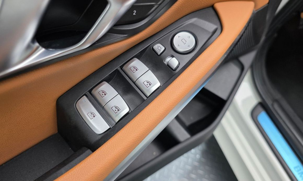 BMW 3-Series 320i, 2024