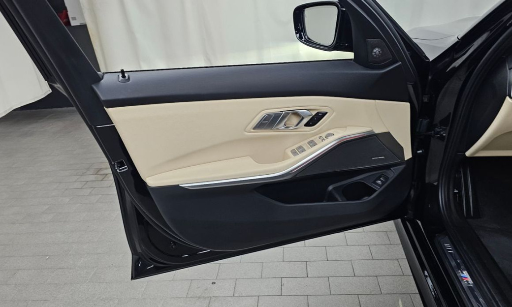 BMW 3-Series 320i M Sport, 2024