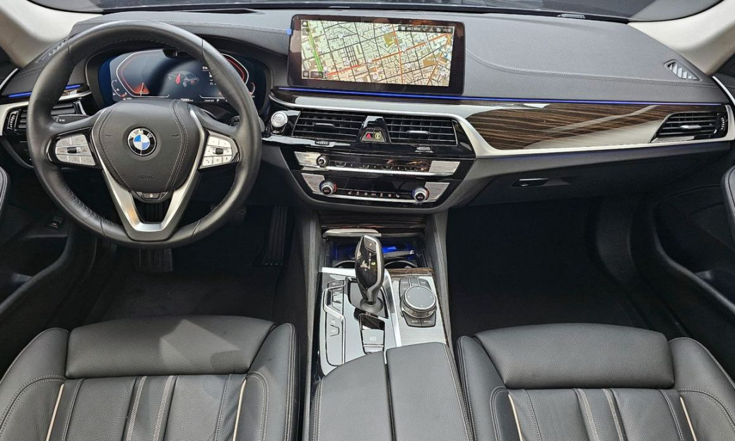 BMW 5-Series 520i Luxury, 2023