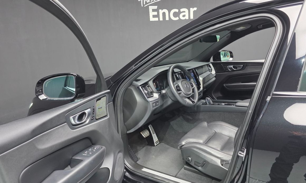 Volvo XC60 B6 R-Design, 2022