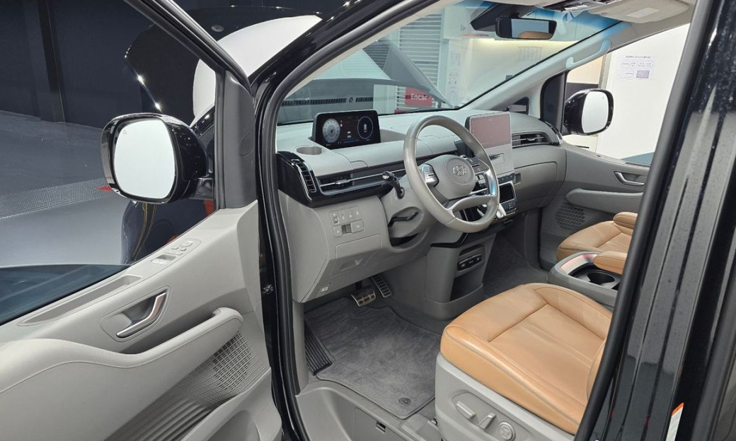 Hyundai Staria 4WD Lounge 9-Seater, 2022