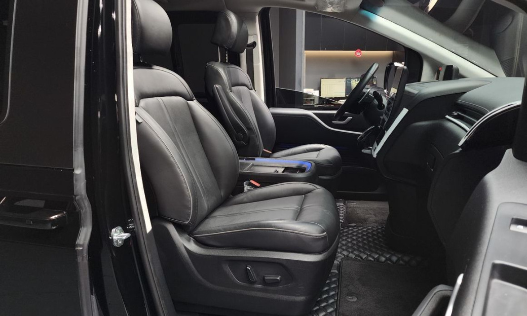Hyundai Staria 4WD Lounge 7-Seater, 2022