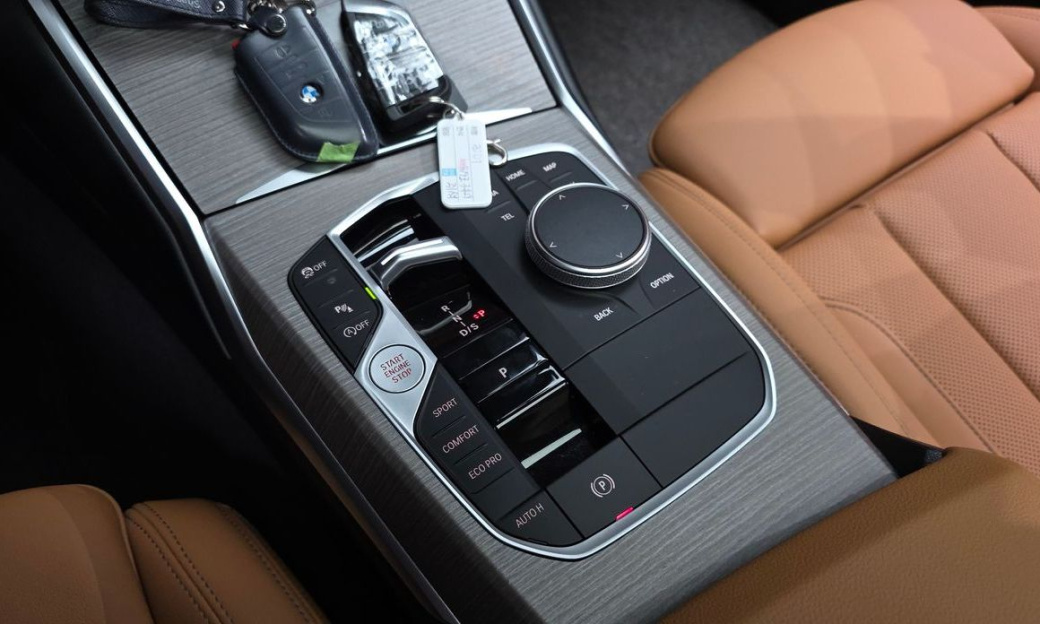 BMW 3-Series 320i, 2025