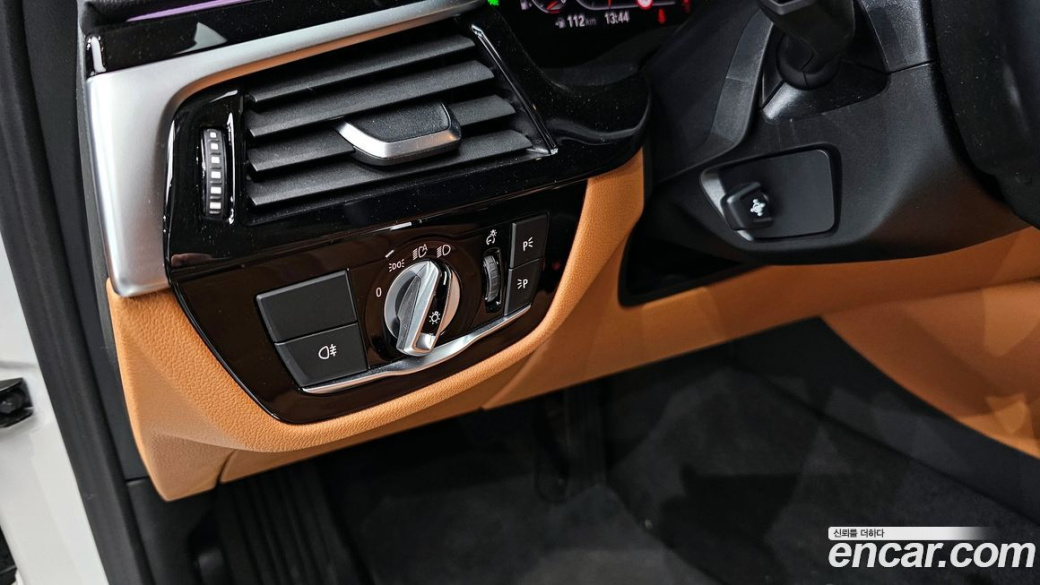 BMW 5-Series 520i Luxury, 2022
