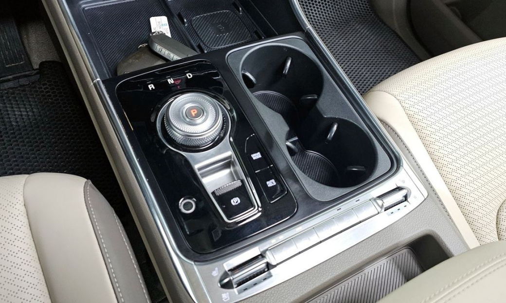 Kia Carnival 9-Seater Signature, 2024