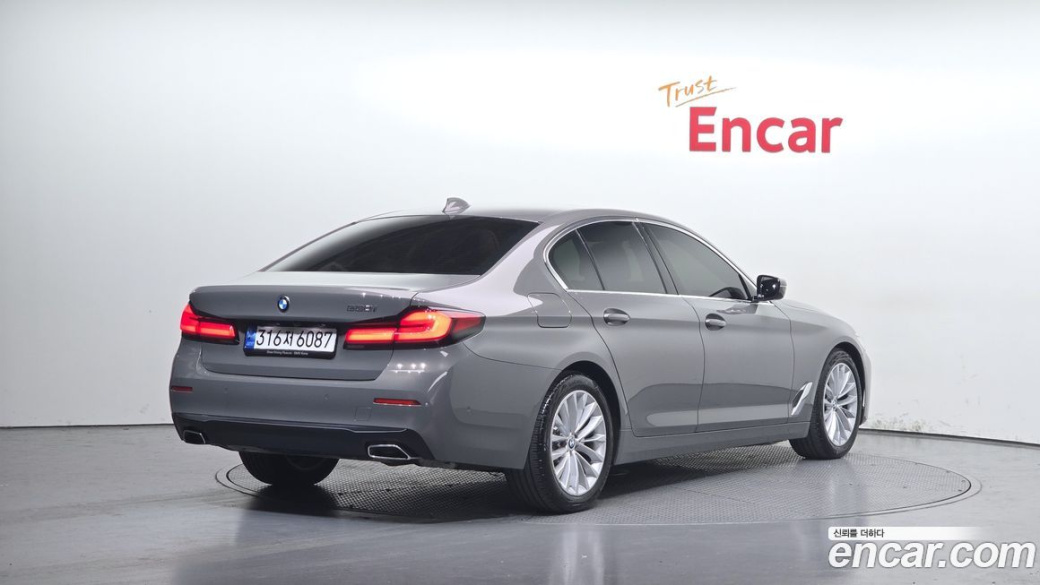 BMW 5-Series 520i Luxury, 2022