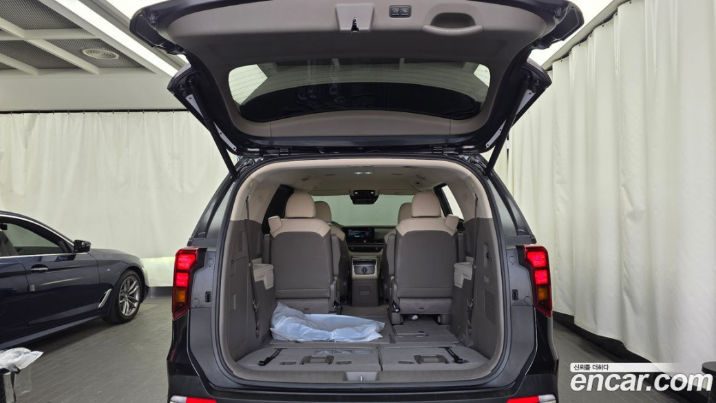 Kia Carnival 7-Seater Outdoor, 2025