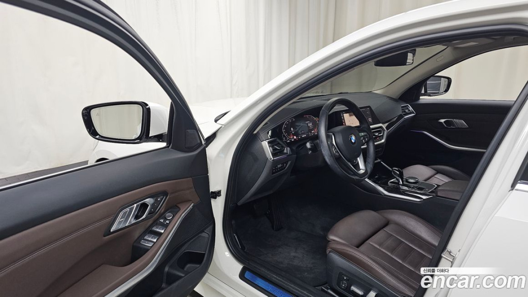 BMW 3-Series 320i Luxury, 2022