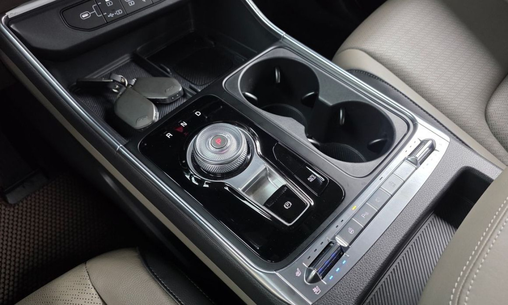 Kia Carnival 7-Seater Outdoor, 2025