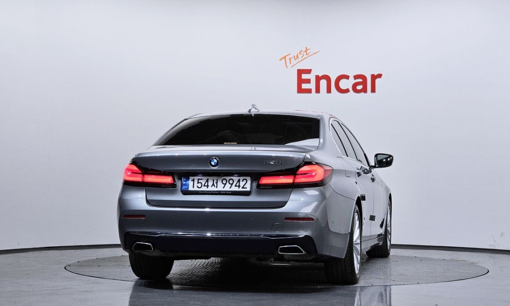 BMW 5-Series 520i Luxury, 2023