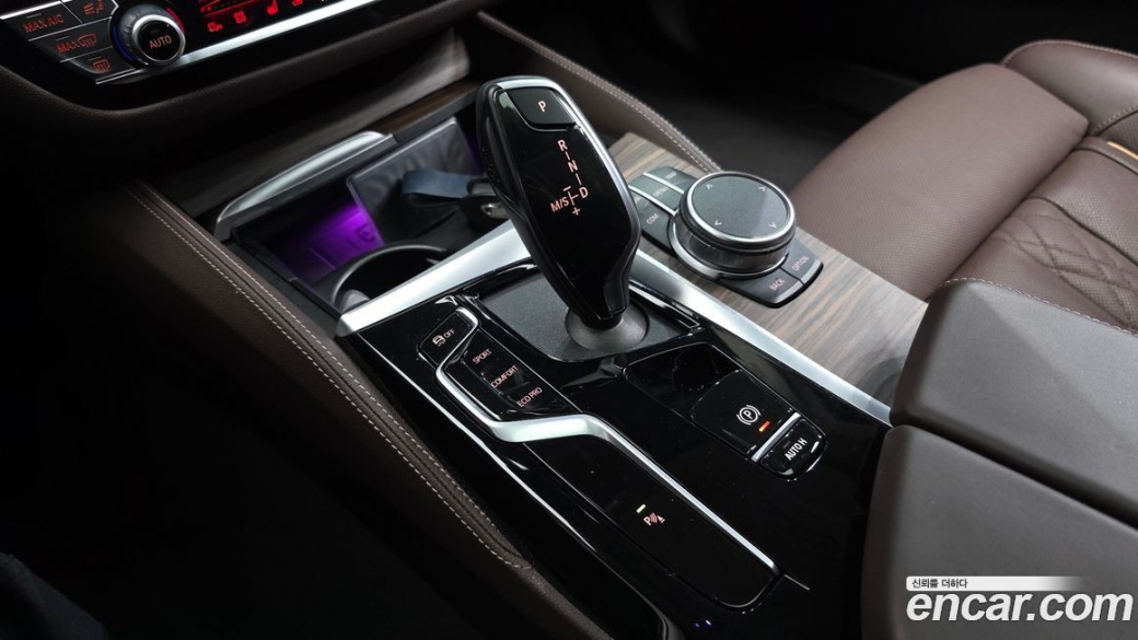 BMW 5-Series 530i Luxury, 2023