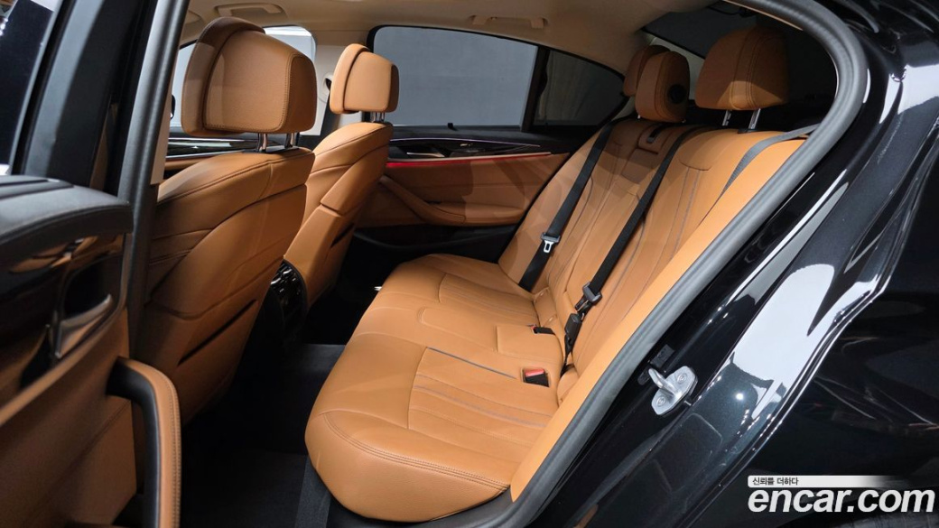 BMW 5-Series 520i Luxury, 2023