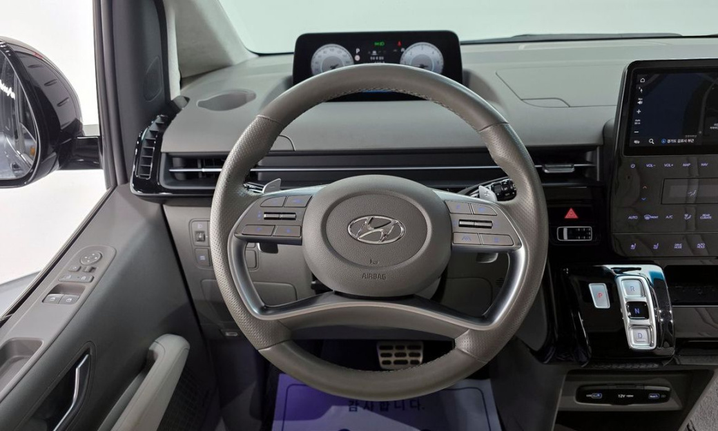 Hyundai Staria 4WD Lounge 9-Seater, 2023