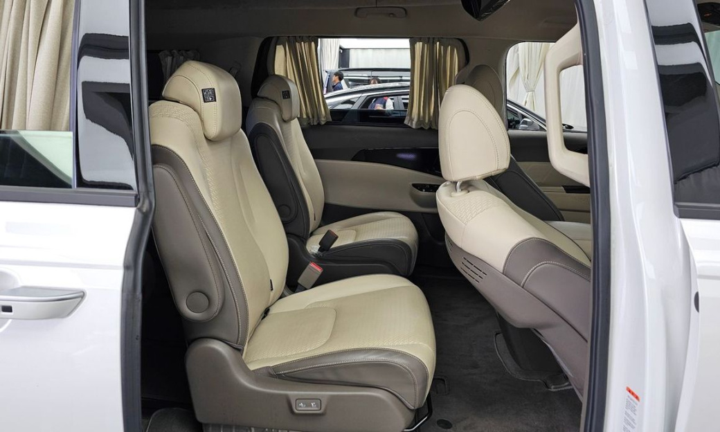 Kia Carnival 9-Seater Hi-Limousine, 2022