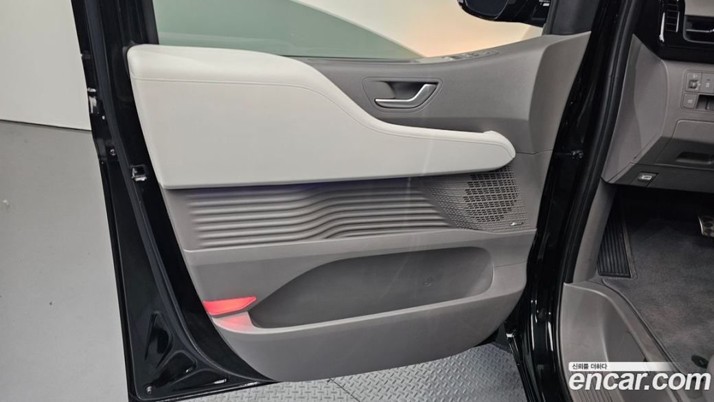 Hyundai Staria 4WD Lounge 7-Seater, 2024