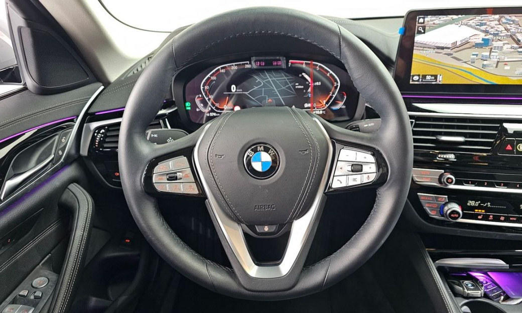 BMW 5-Series 520i Luxury, 2022