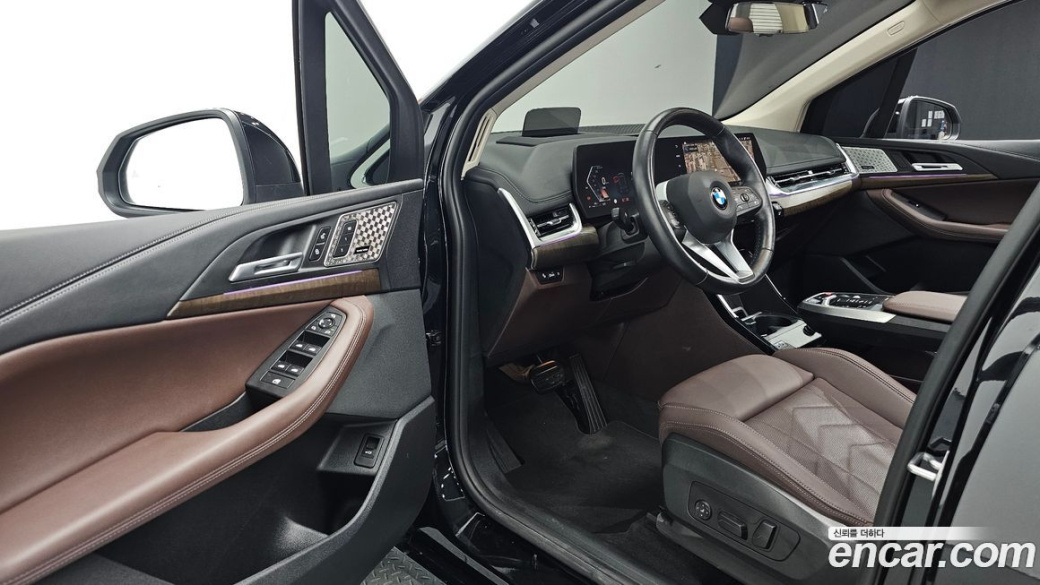 BMW 2-Series 220i Luxury, 2024