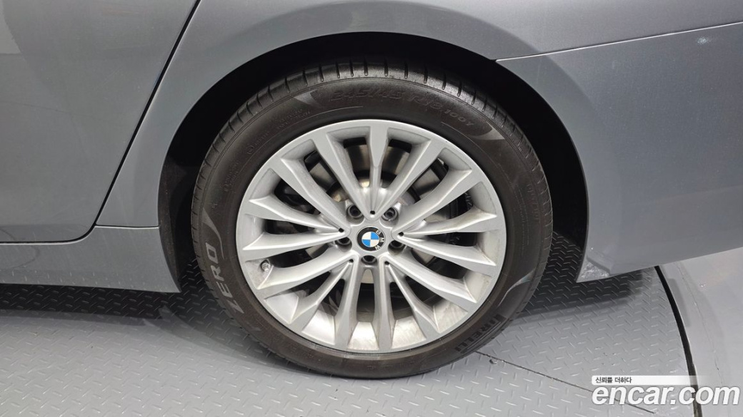 BMW 5-Series 520i Luxury, 2023