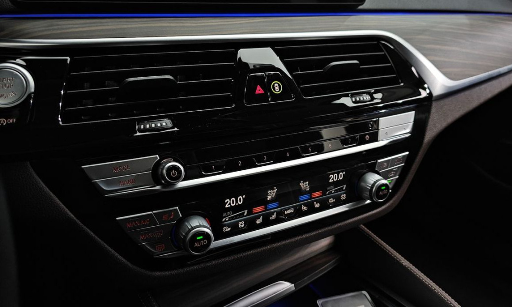 BMW 5-Series 530i Luxury, 2022