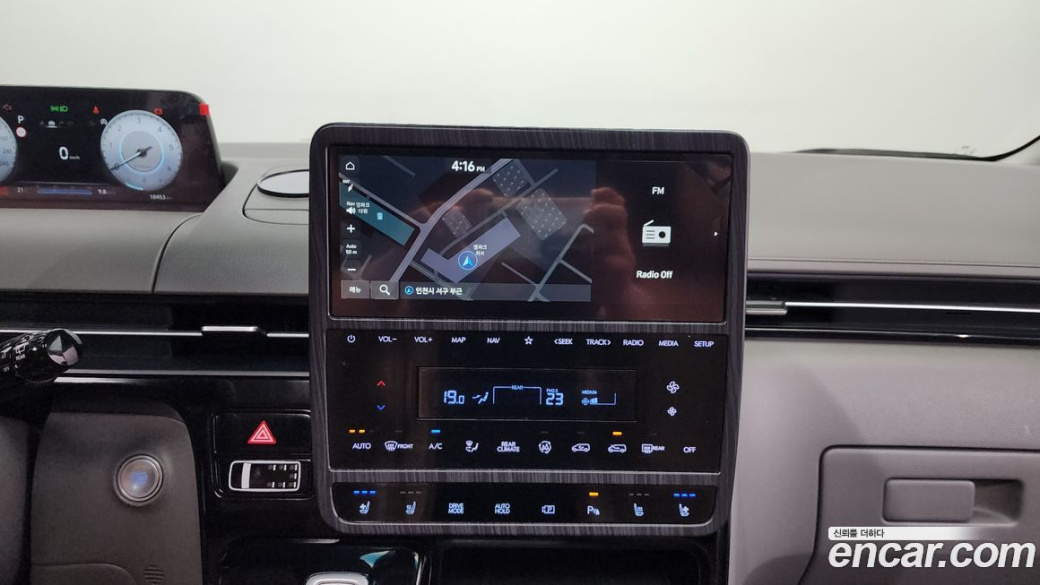 Hyundai Staria 4WD Lounge 9-Seater, 2023