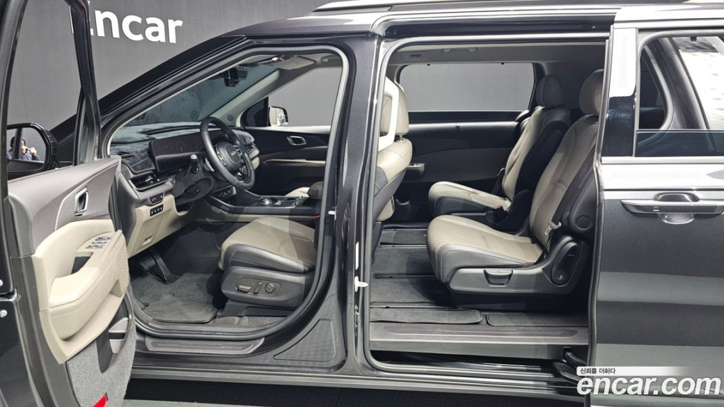 Kia Carnival 7-Seater Outdoor, 2025