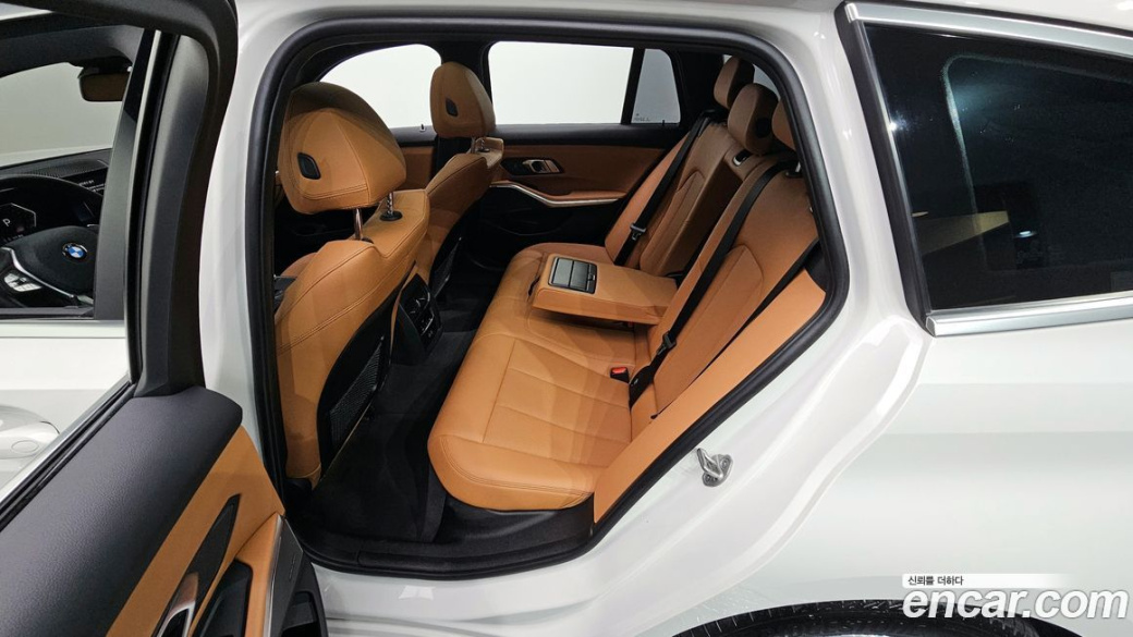 BMW 3-Series 320i Touring, 2023