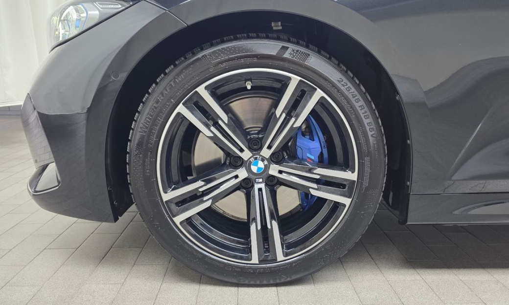 BMW 3-Series 320i M Sport, 2025