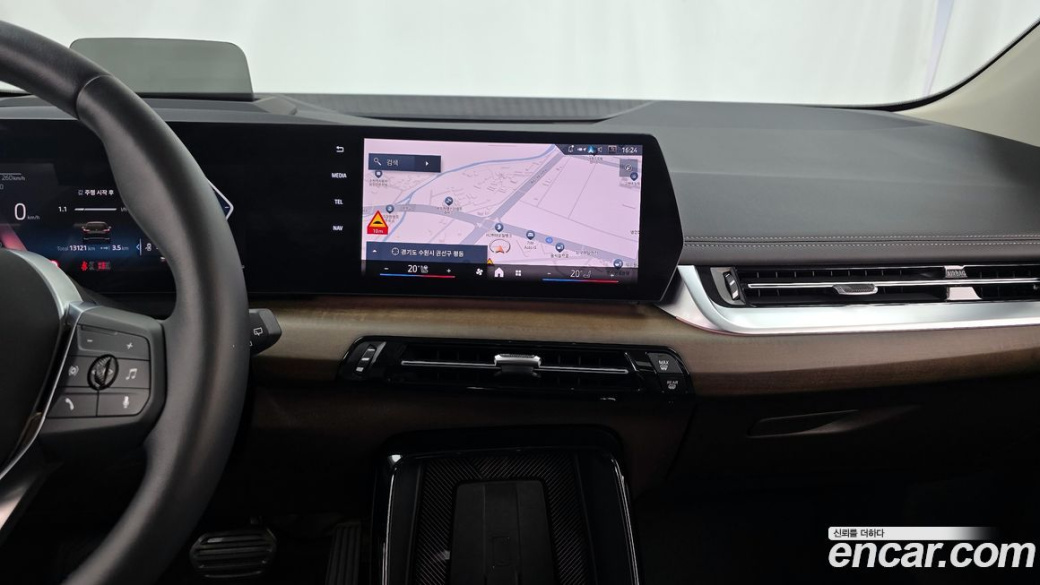 BMW 2-Series 220i Luxury, 2025