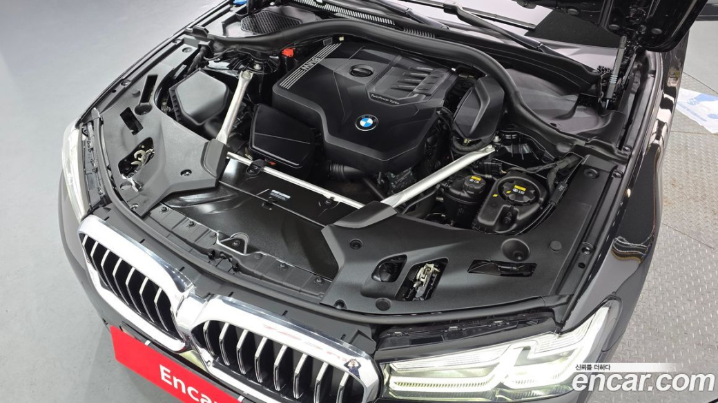 BMW 5-Series 520i Luxury, 2023