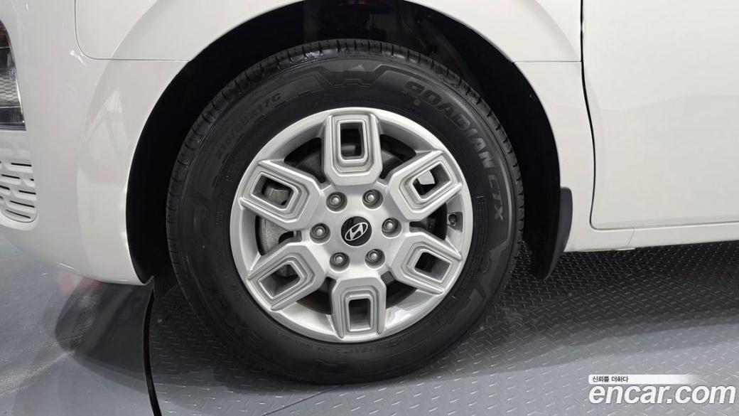 Hyundai Staria 4WD Tourer 9-Seater, 2025